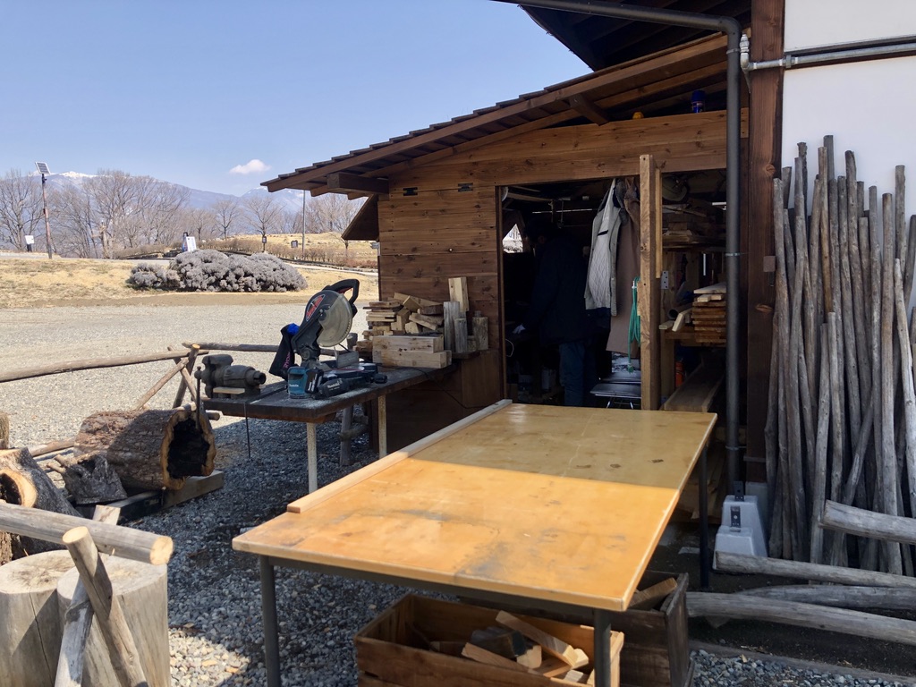 芝生広場・木工小屋